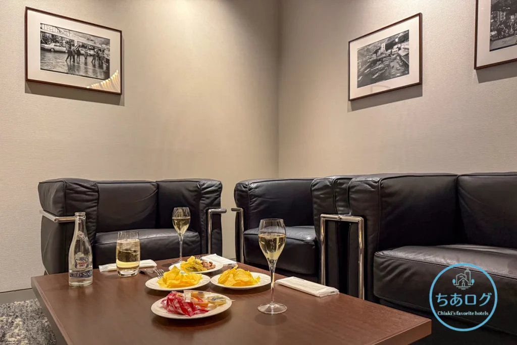 熱海パールスターホテル クラブラウンジのゆったりとしたソファ席とテーブルに置かれたシャンパン