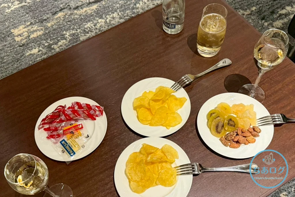 熱海パールスターホテル クラブラウンジ　テーブルに並べた飲み物やおつまみ