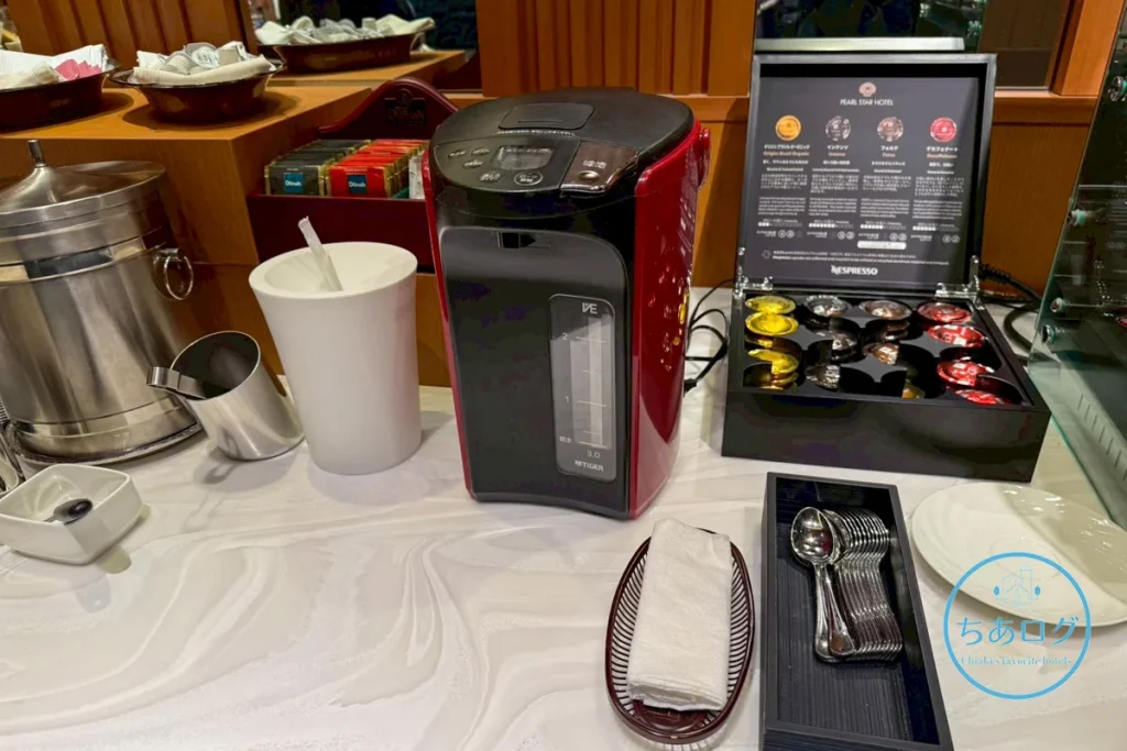 熱海パールスターホテル クラブラウンジに用意されてい湯沸かしポットとティーバッグ