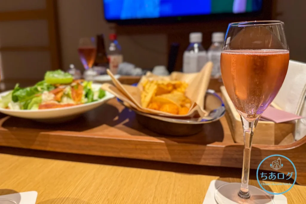 熱海パールスターホテル 冷蔵庫に用意されたロゼスパークリングワインと共にインルームダイニングをいただく