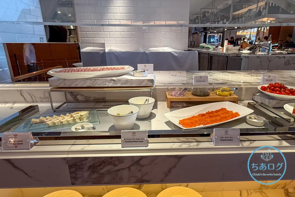 熱海パールスターホテル朝食ビュッフェの洋食冷菜（スモークサーモンやチーズなど）
