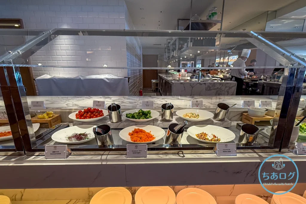 ALT: 熱海パールスターホテル朝食ビュッフェの彩り豊かな温野菜やサラダのトッピング