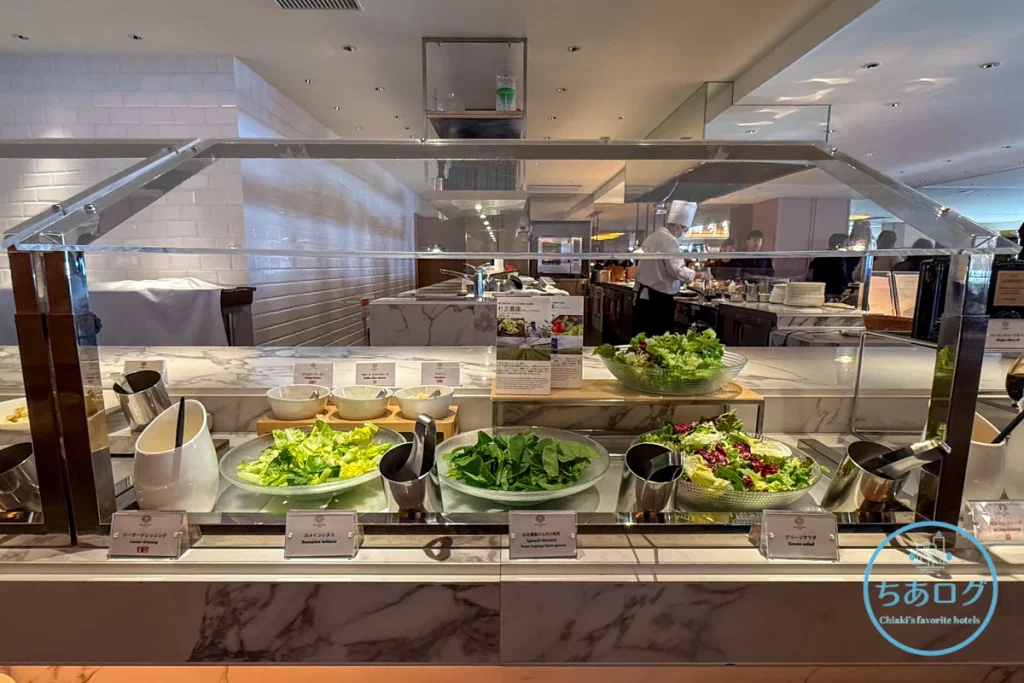 熱海パールスターホテル朝食ビュッフェの新鮮なサラダコーナー