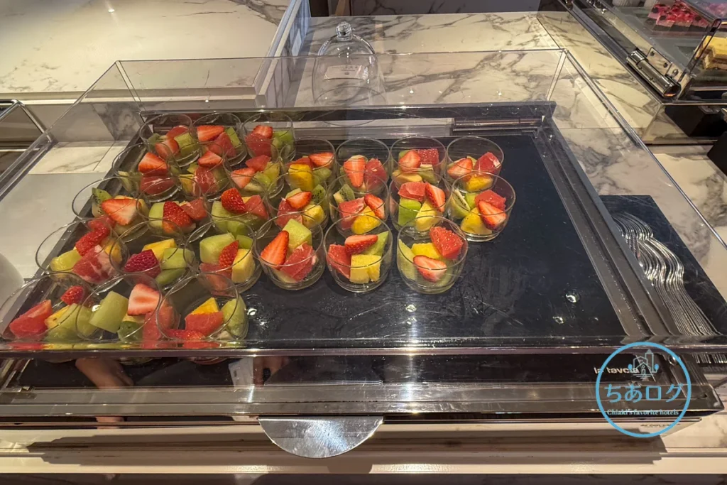 熱海パールスターホテル朝食ビュッフェのグラスに盛り付けられたカットフルーツ