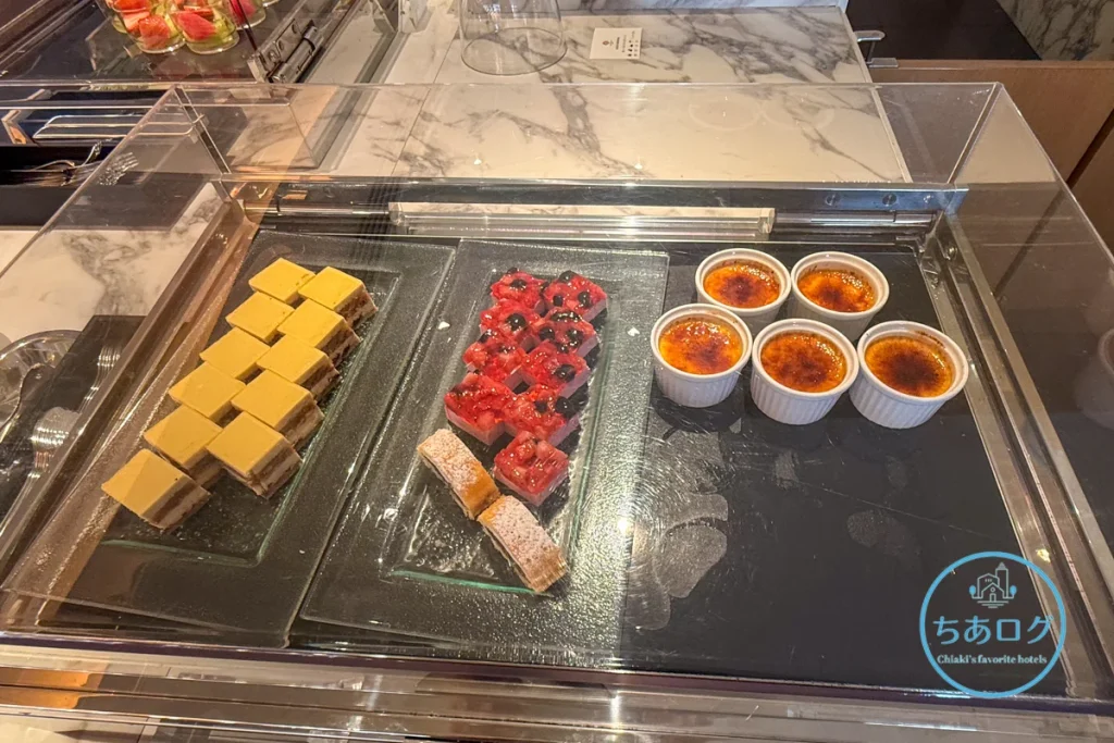 熱海パールスターホテル朝食ビュッフェのスイーツコーナー（ケーキやブリュレ）