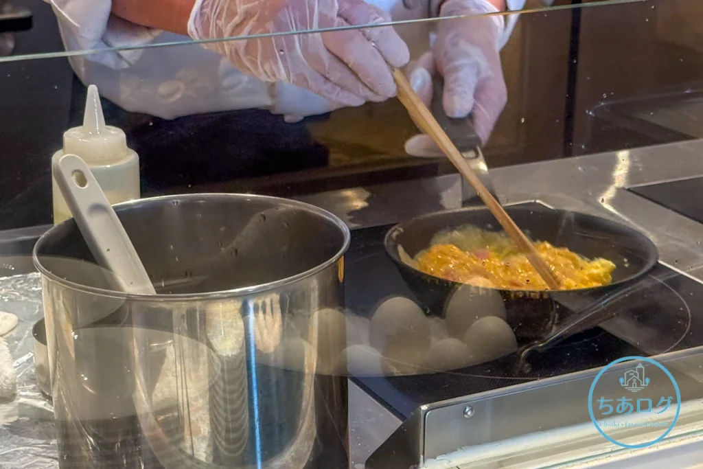熱海パールスターホテル　朝食　目の前で焼かれるオムレツ