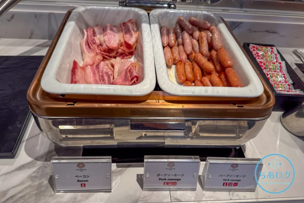 熱海パールスターホテル朝食ビュッフェの温かいベーコンとソーセージ