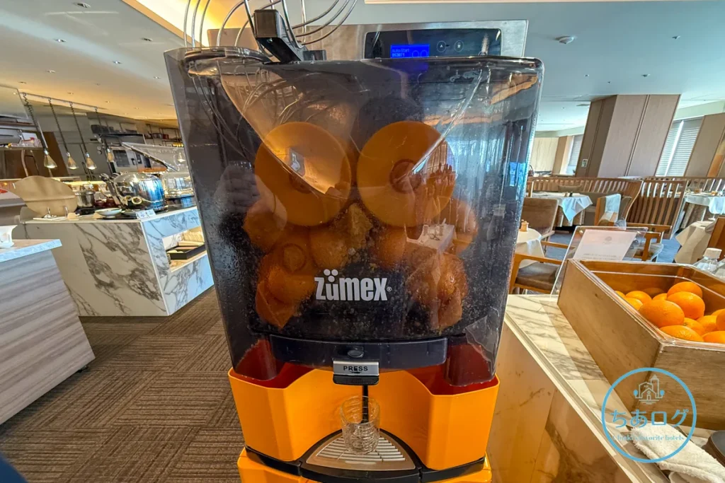 熱海パールスターホテル　朝食　オレンジジュースを作れるマシン