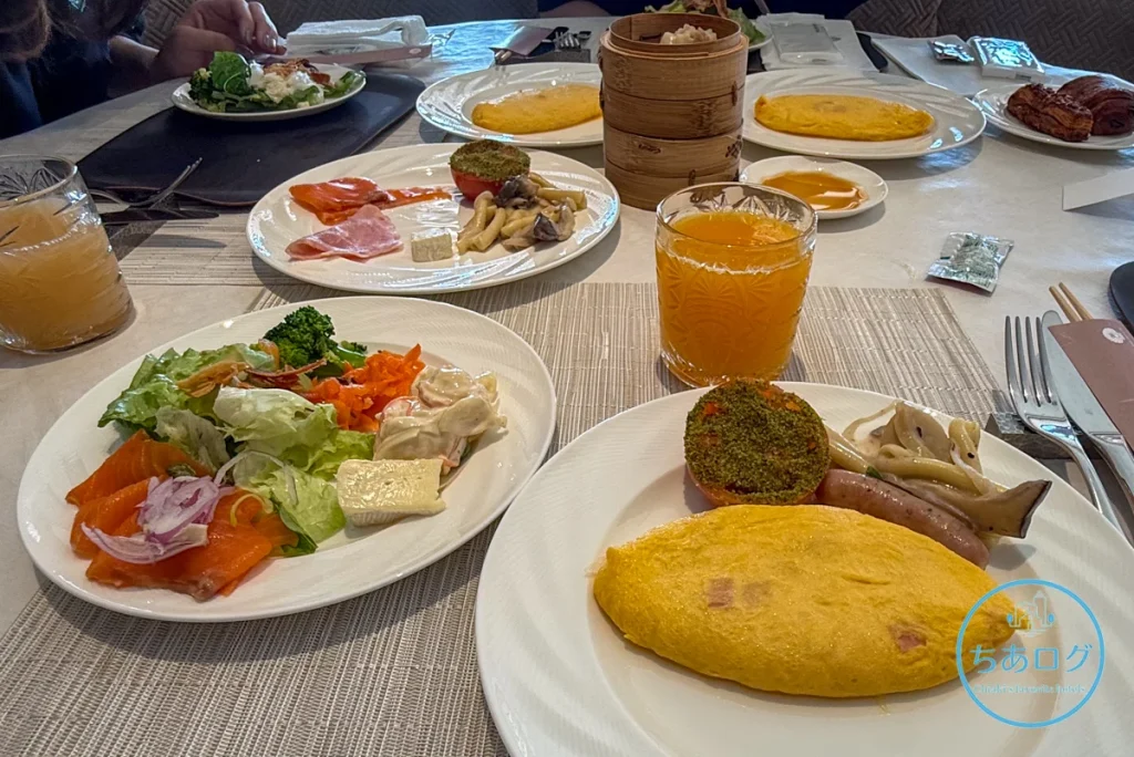 熱海パールスターホテル 朝食ビュッフェで盛り付けた洋食プレート（オムレツやサラダなど）