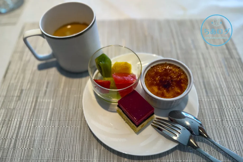 熱海パールスターホテル 朝食ビュッフェの食後のデザート（ケーキ、フルーツ、コーヒー）