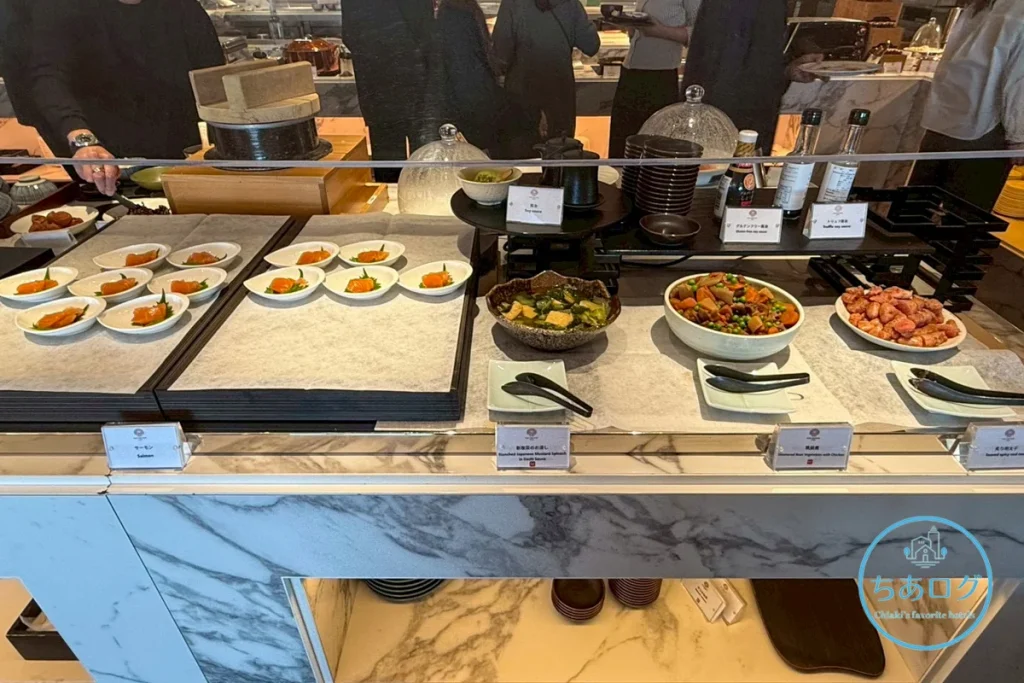 熱海パールスターホテル朝食ビュッフェの和食コーナー（焼き魚や小鉢料理）