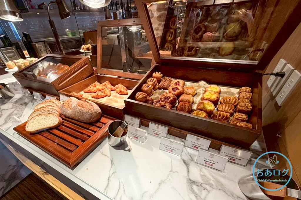 熱海パールスターホテル朝食ビュッフェの木製ケースに並ぶ種類豊富なパン
