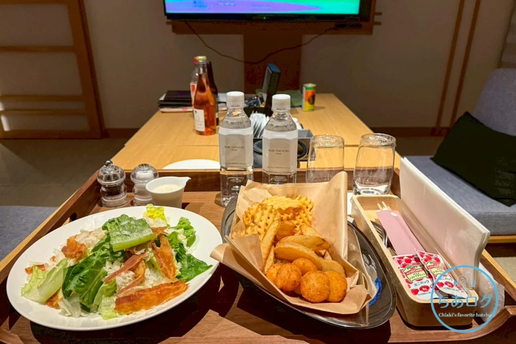 熱海パールスターホテル インルームダイニング　シーザーサラダとポテトフライ盛り合わせ