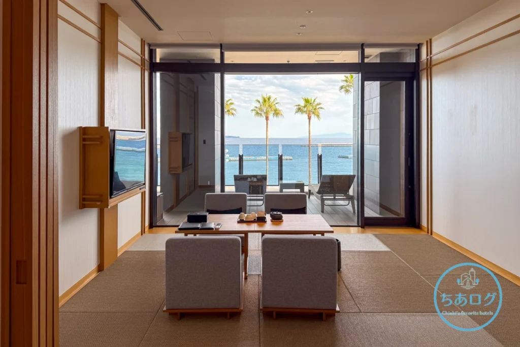 熱海パールスターホテル「デラックスオーシャンビュー VIEW BATH」トリプルルームの広々したリビングとテラス越しの海。