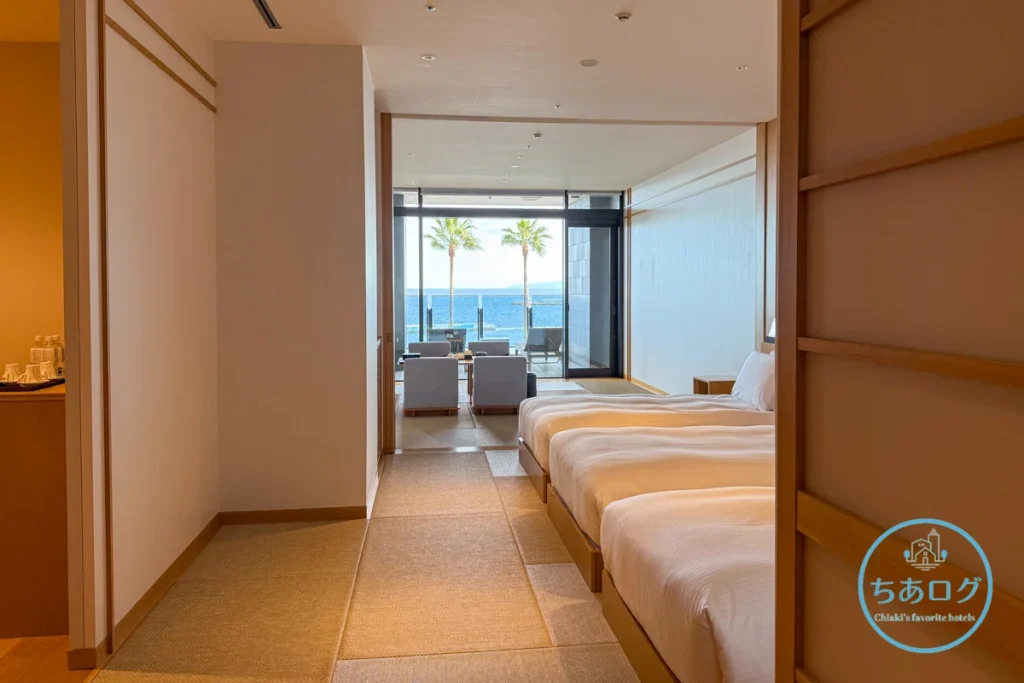 熱海パールスターホテル「デラックスオーシャンビュー VIEW BATH」トリプルルーム。和モダンの畳敷きのベッドルームとリビングの広々とした様子。