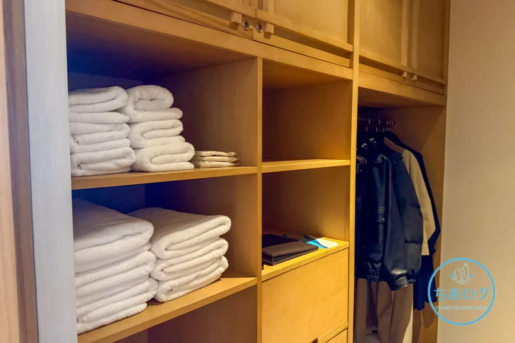 熱海パールスターホテル客室の広々したクローゼット。タオル類が多めに用意されている。
