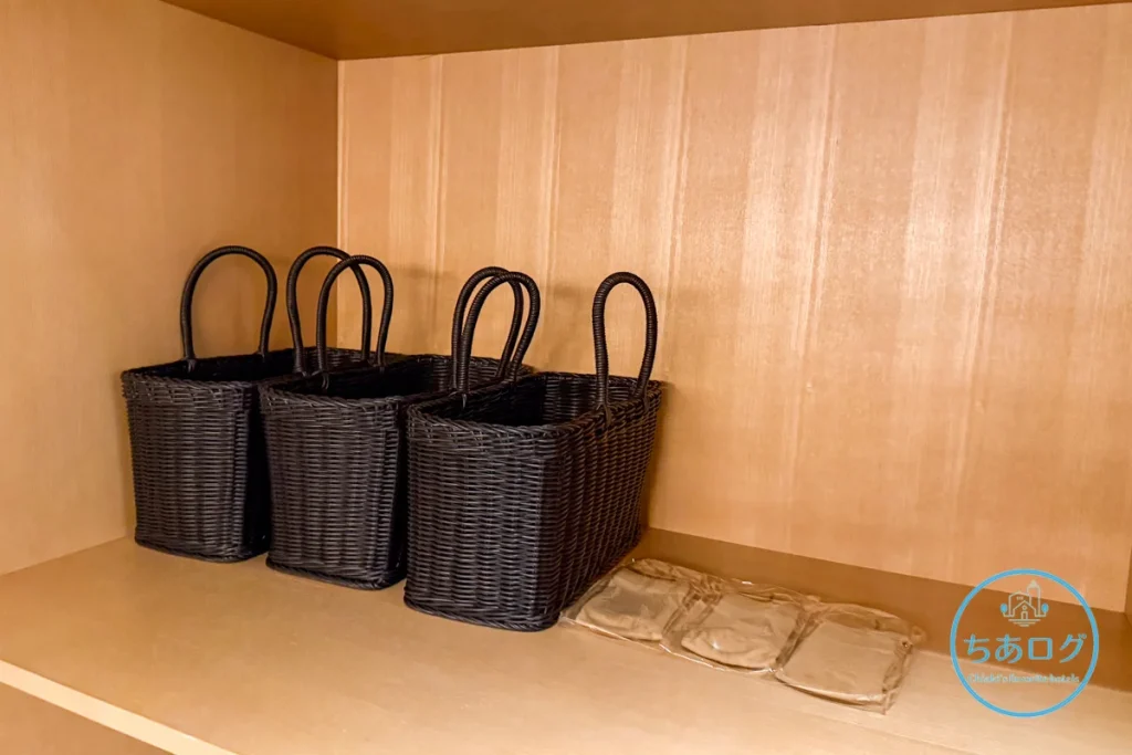 熱海パールスターホテル客室のクローゼット棚。大浴場に行く際に便利な湯籠（大浴場バッグ）とタビックス（足袋靴下）。