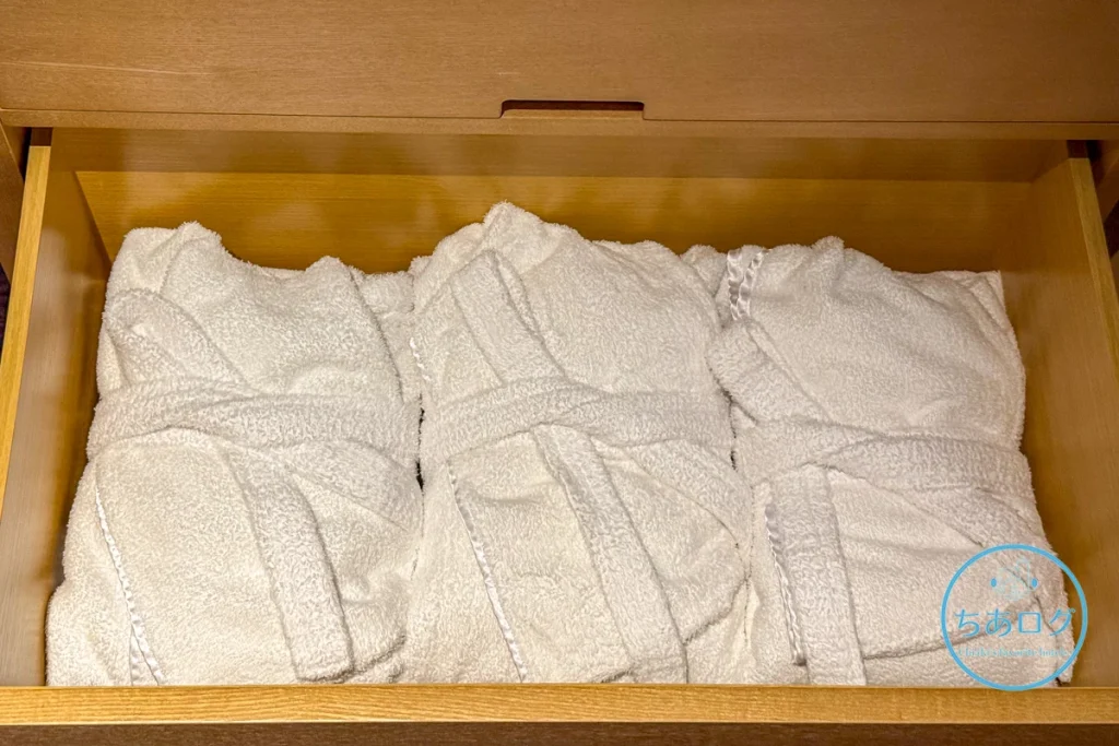 熱海パールスターホテル客室のクローゼット引き出し。バスローブが美しく収納されている。