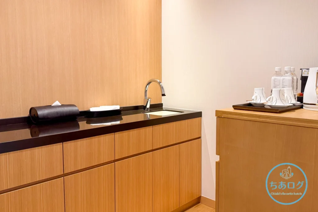 熱海パールスターホテル客室のパントリーエリア。小さな流し台（シンク）、フリーミニバー（冷蔵庫）、T-falケトル、食器類が完備。