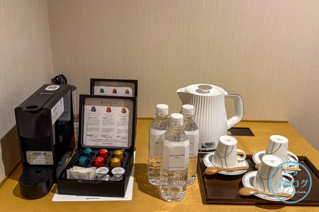 熱海パールスターホテルのカフェアメニティ。ネスプレッソのコーヒーマシン「エッセンサミニ」、ティファールの電気ケトル「パレ」、ホテルオリジナルのミネラルウォーター。