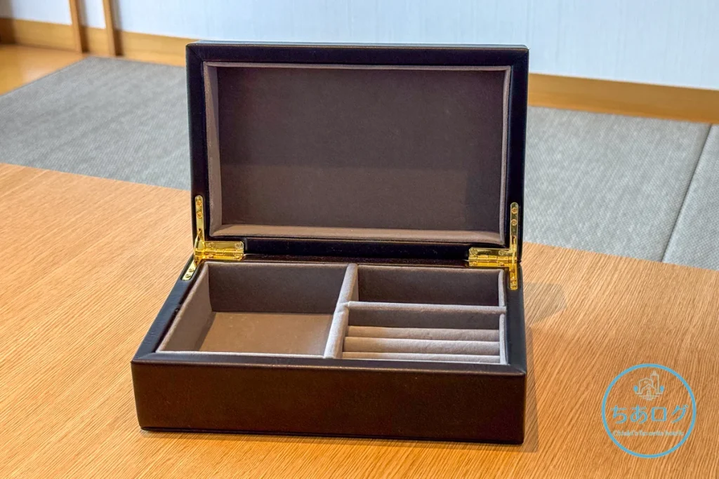 熱海パールスターホテルのリビングテーブルに用意されたアクセサリーケース。