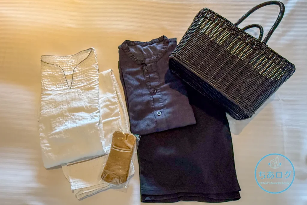 熱海パールスターホテル客室のナイトウェア。紺色の作務衣風「館内着」（上下）と、白の「ナイトウェア」（上下）。