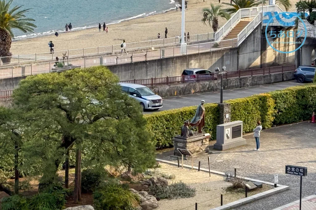 熱海パールスターホテル客室のテラスから望む、熱海を代表する名所「お宮の松」と「寛一お宮の像」。