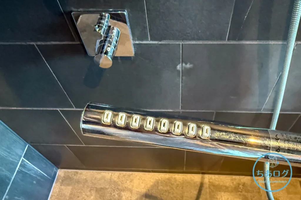 熱海パールスターホテルのバスルームに設置された、モダンでスタイリッシュなスティック型（バー型）のハンドシャワーヘッド。