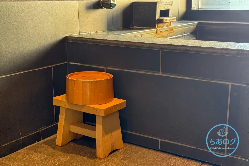 熱海パールスターホテルのビューバス（客室風呂）に備えられた、和の風情を感じる木製の湯桶と風呂椅子。
