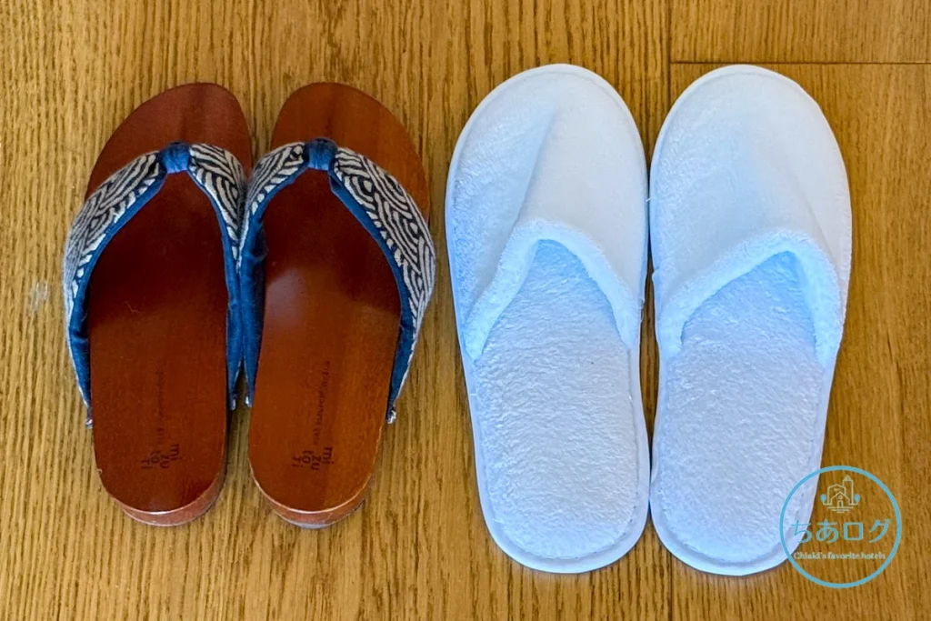 熱海パールスターホテルの客室に用意された、館内履き用の下駄と、室内用使い捨てスリッパ。