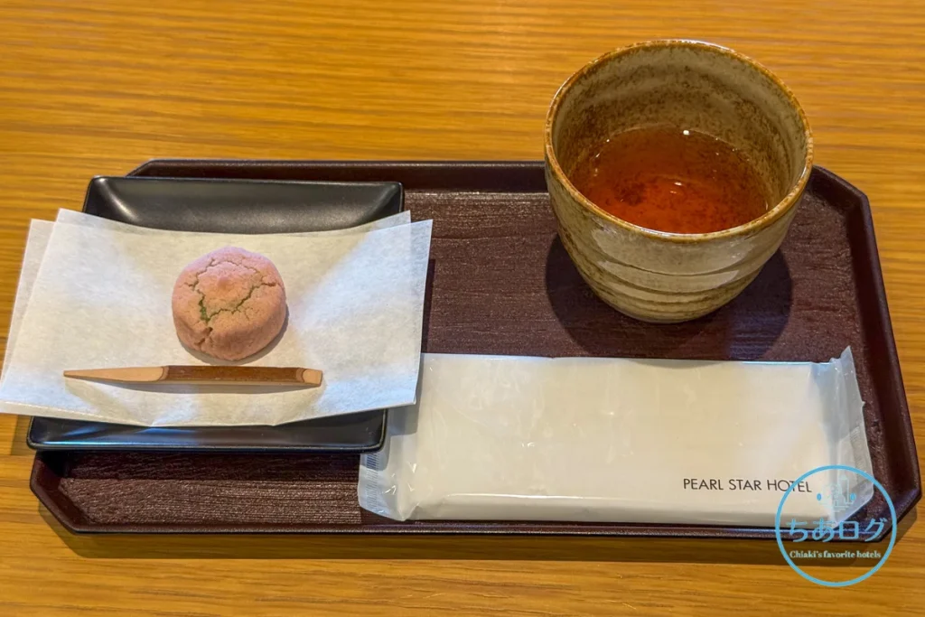 熱海パールスターホテル 上の和菓子とお茶