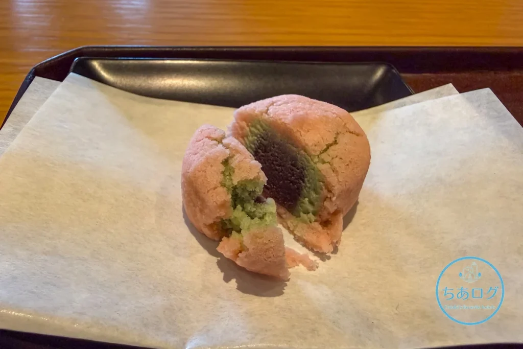 熱海パールスターホテル 桃色と萌黄色の春らしい和菓子（ウエルカムスイーツ）