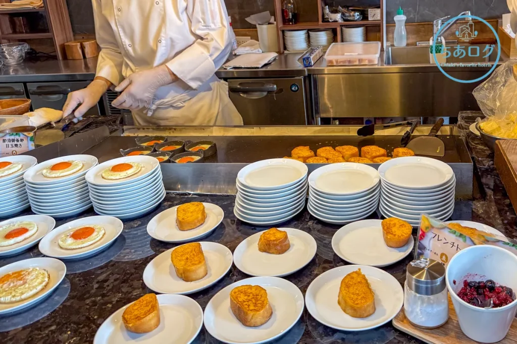 THE KEY HIGHLAND NASU 朝食 ライブキッチンで次々と焼かれるフレンチトーストと目玉焼き