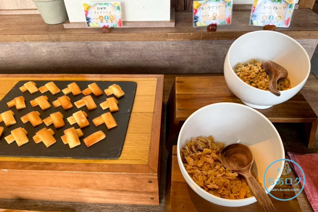 THE KEY HIGHLAND NASU 朝食 フィンガーサイズの焼き菓子(フィナンシェ)やグラノーラ