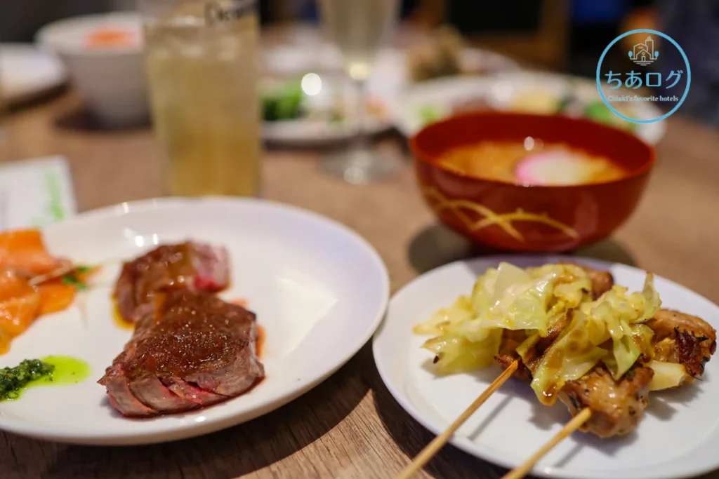 THE KEY HIGHLAND NASU 夕食 ステーキやうどん、お惣菜をたっぷり盛り付けたボリューム満点のディナープレート