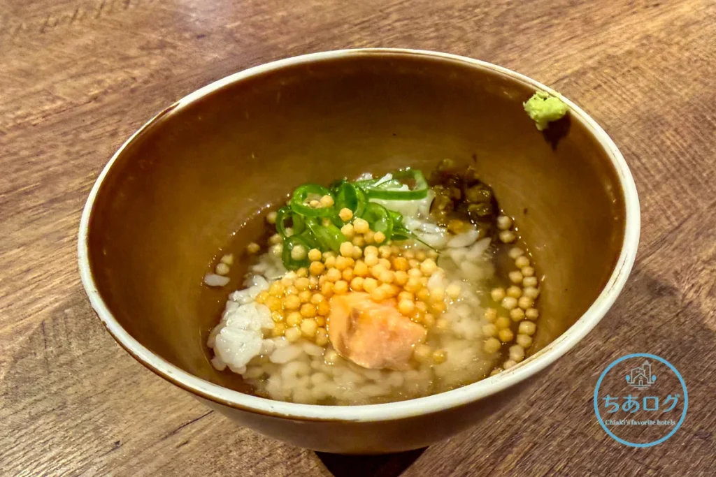 ヤシオマスを贅沢に乗せた、締めの一杯に最適な出汁茶漬け