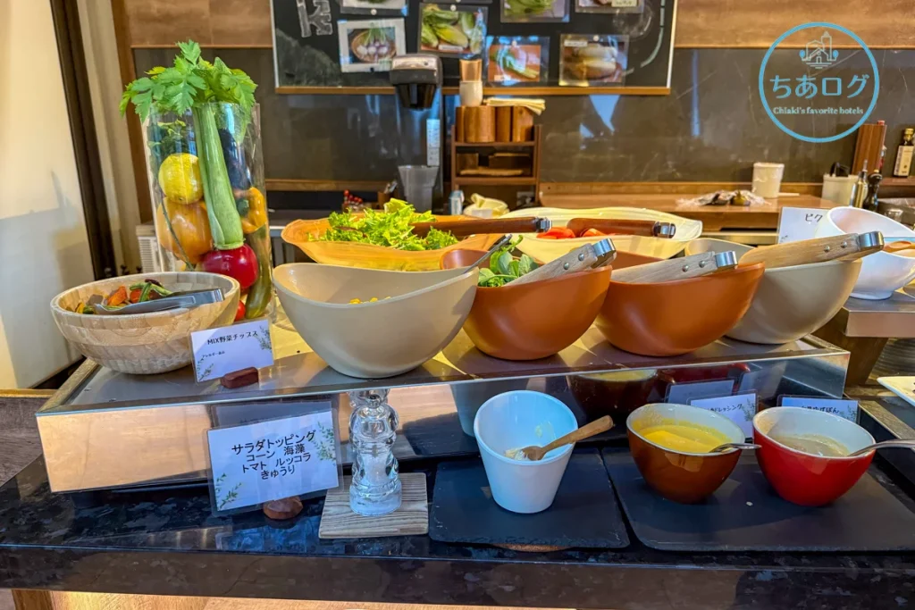 那須の新鮮な高原野菜が並ぶ『森のキッチン』のサラダバー