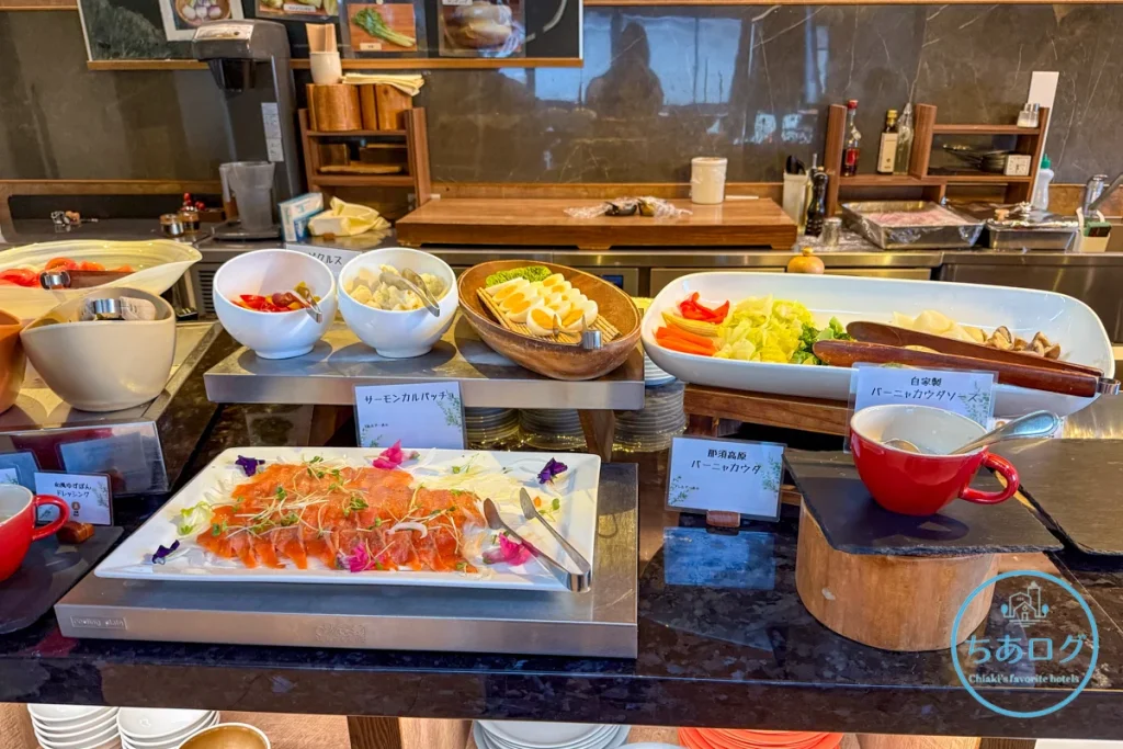 オールインクルーシブで楽しめるサーモンのカルパッチョなど彩り豊かな冷製料理