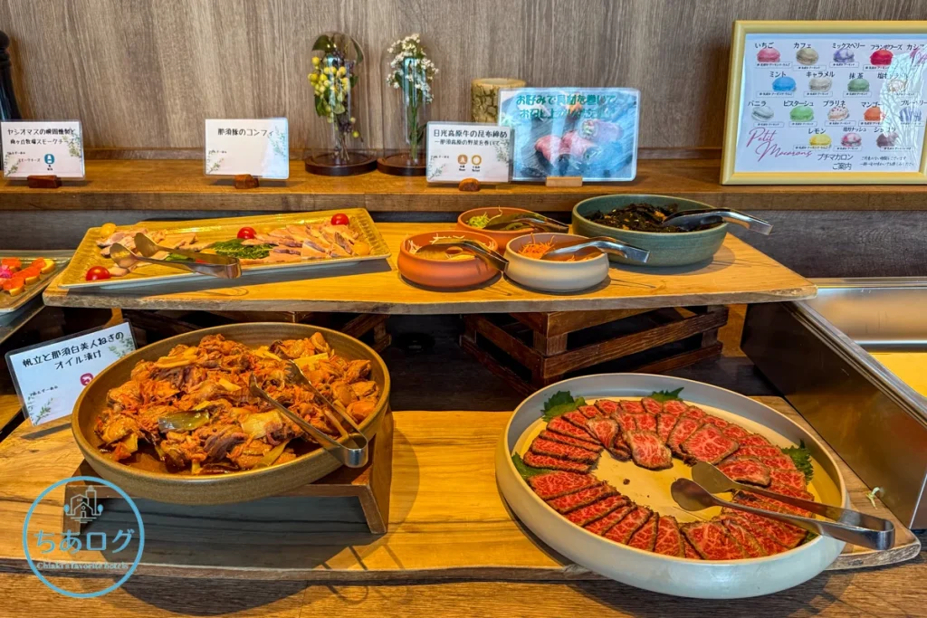 『森のキッチン』ディナービュッフェの肉料理コーナーに並ぶボリューム満点の前菜