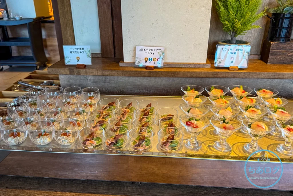 美しいショットグラスに盛り付けられた『森のキッチン』自慢のアミューズ