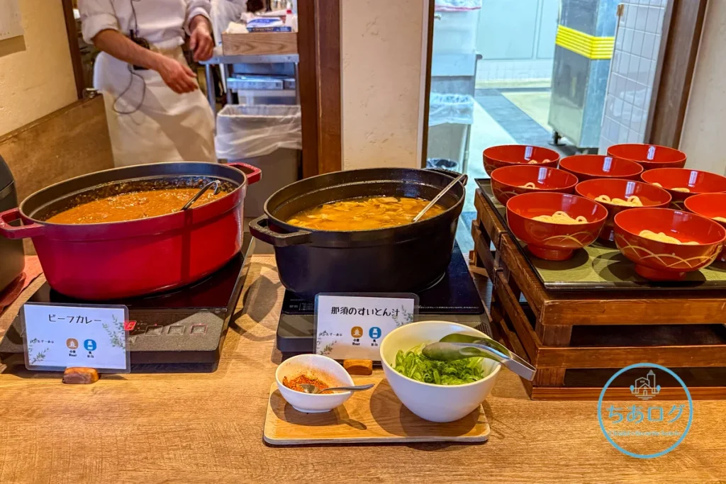 那須ならではの旬の味覚を味わえる『森のキッチン』の和風総菜とスープビーフカレーやすいとん、うどん