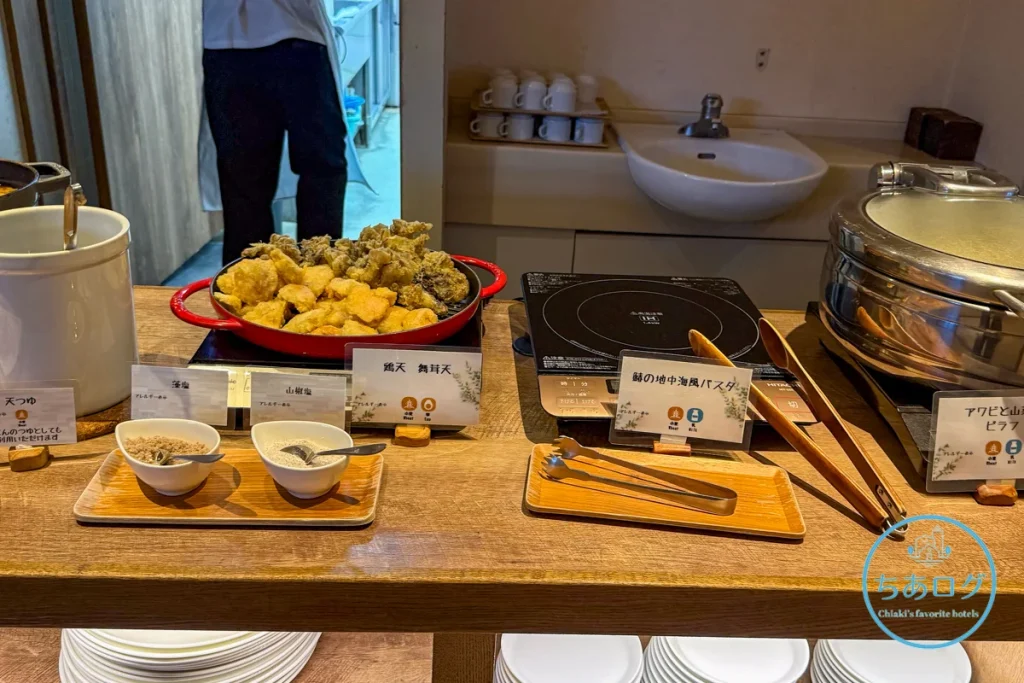 揚げたての天ぷらやピラフなどのビュッフェメニュー