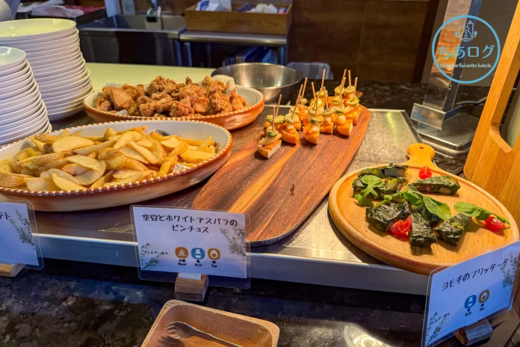 地元の食材を活かした温かいおつまみやピンチョスが並ぶアペリティフコーナー