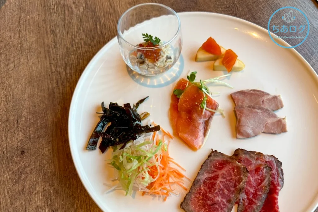 那須野ヶ原牛のローストビーフや地産地消の冷製料理が並ぶ『森のキッチン』のプレート