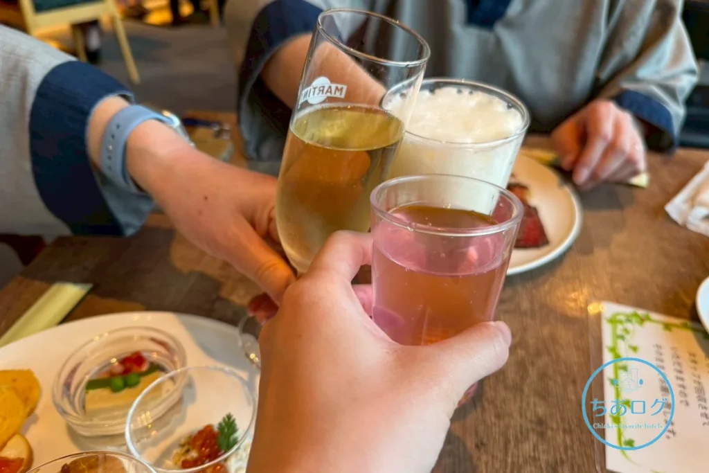 THE KEY HIGHLAND NASUのレストランで、館内着を着て家族と乾杯する至福のひととき