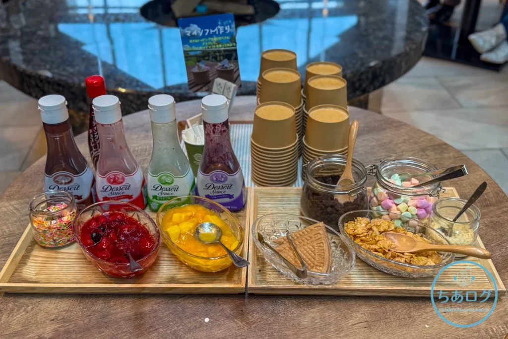 THE KEY HIGHLAND NASU 多彩なソースやトッピングが並ぶ、自分好みのソフトクリームが作れるコーナー
