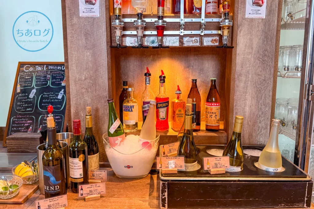 キーハイランド那須のセルフドリンクコーナーに並ぶワイン、ウィスキー、リキュールなどのアルコール類。