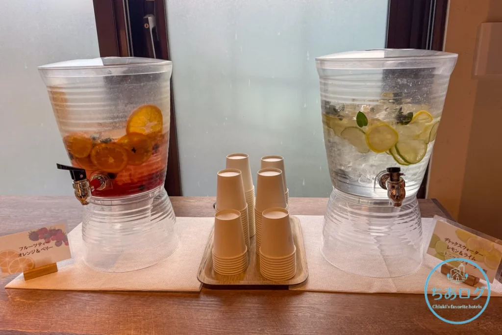 THE KEY HIGHLAND NASUの森のキッチン入口に用意された爽やかなデトックスウォーター