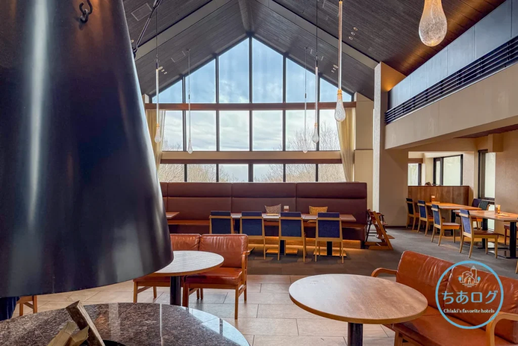 高い天井と大きな窓が特徴的な「森のキッチン」のラウンジ・ダイニングスペース