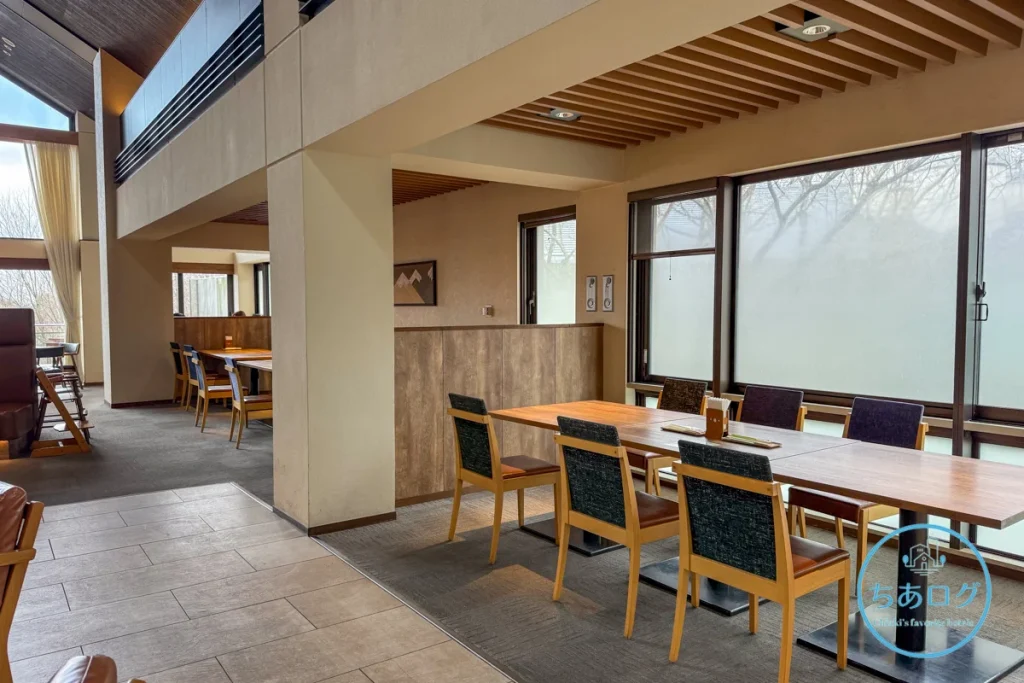 森のキッチン 大人数でも同じテーブルで食事ができる6人掛けの席